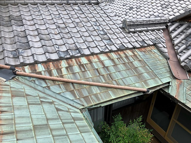 増築部の銅板屋根全景