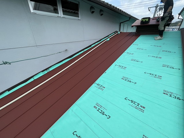 屋根材の葺き始め