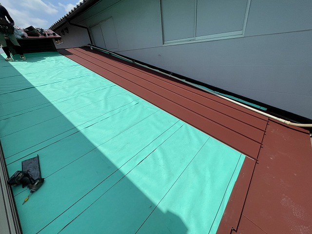 壁際板金の施工