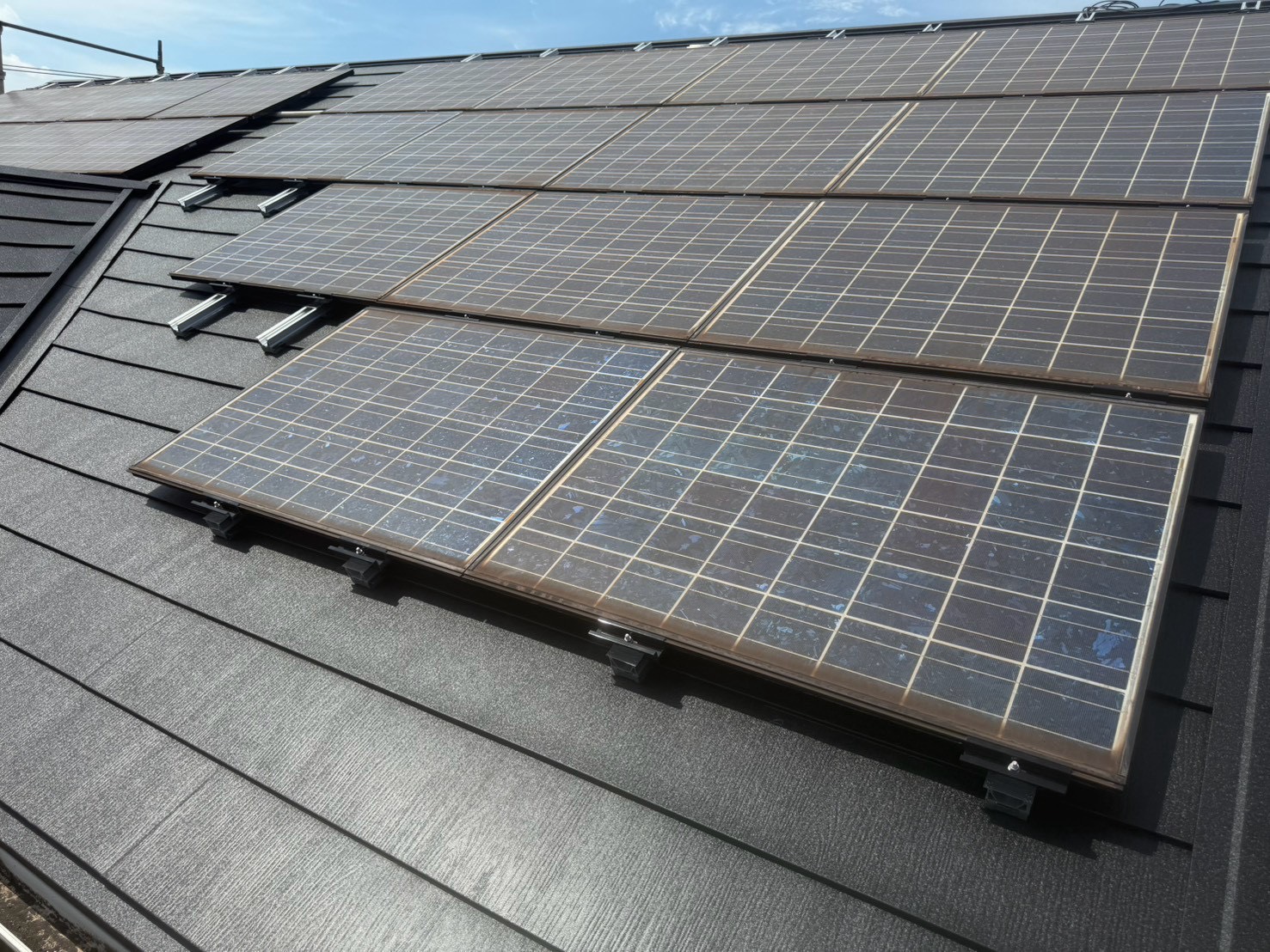 福山市でカバー工事をした屋根に太陽光パネル復旧工事、板金屋根材へ金具と架台を整えて再設置