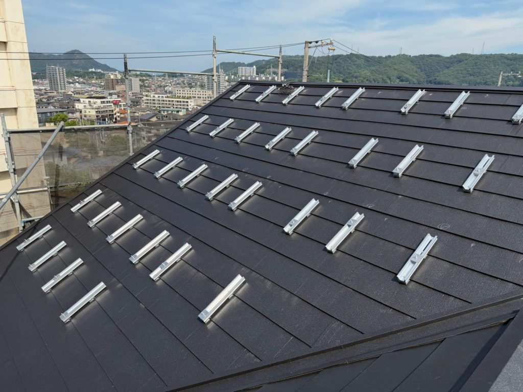 架台を並べた屋根全景