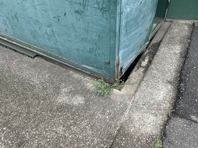 外側下部の錆と雑草