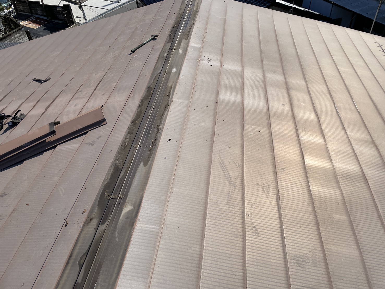 屋根全体のラインを見ながら納まりをチェック