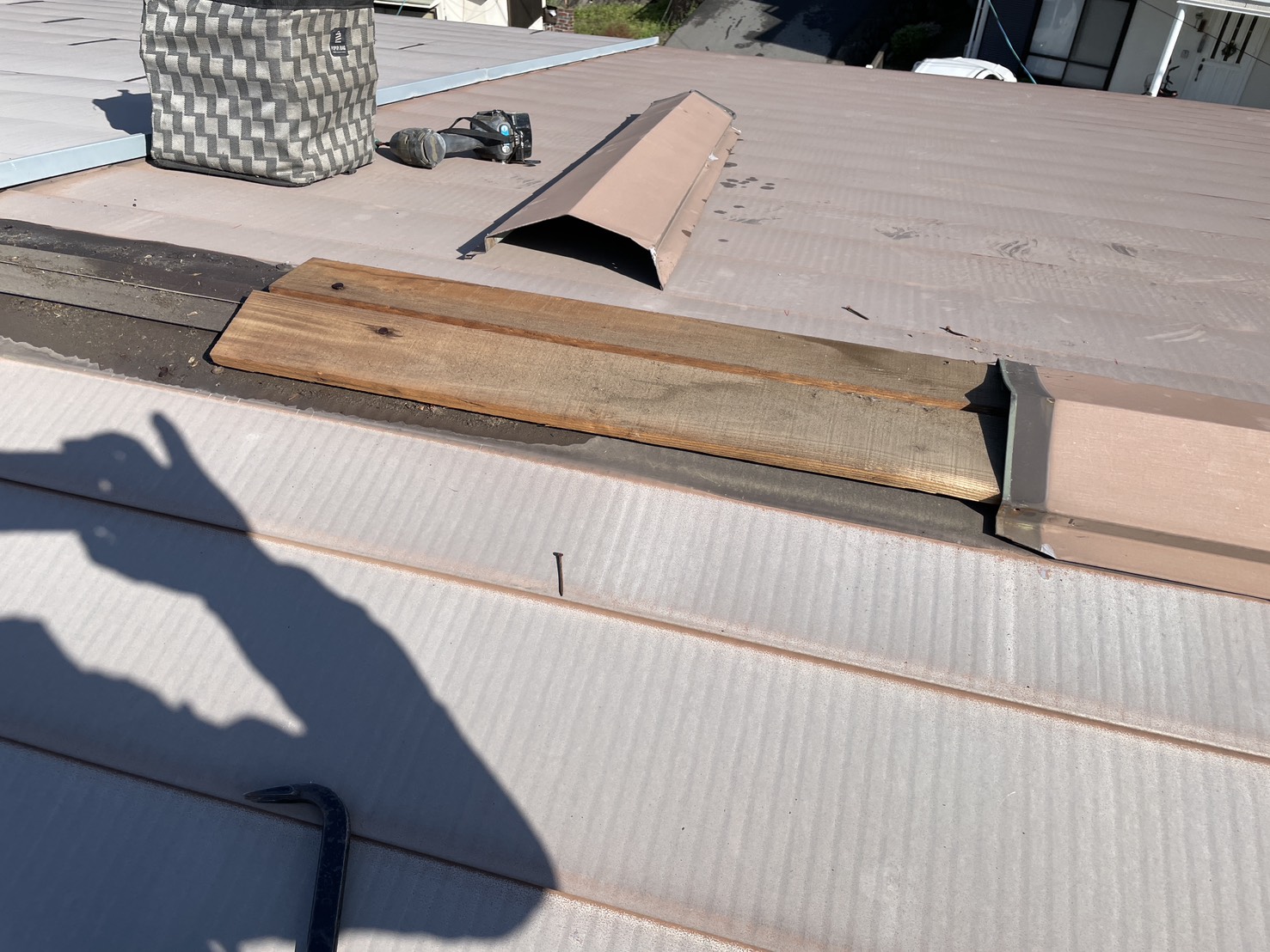 棟板金の取り外しと下地の状況確認