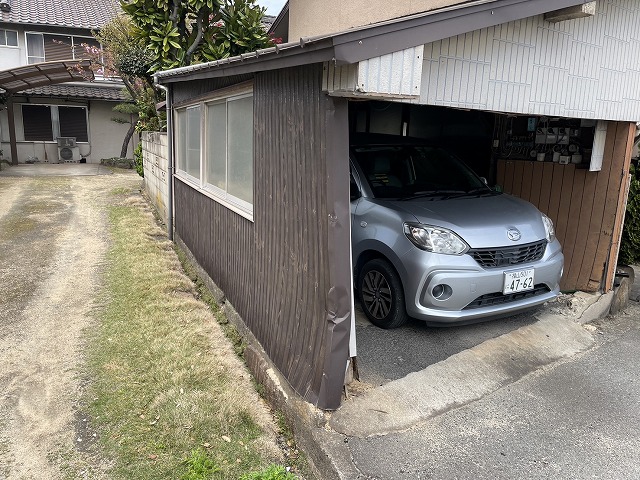 福山市で車が外壁柱に衝突・折損した外壁補修工事｜出入口まわりも違和感なく復旧