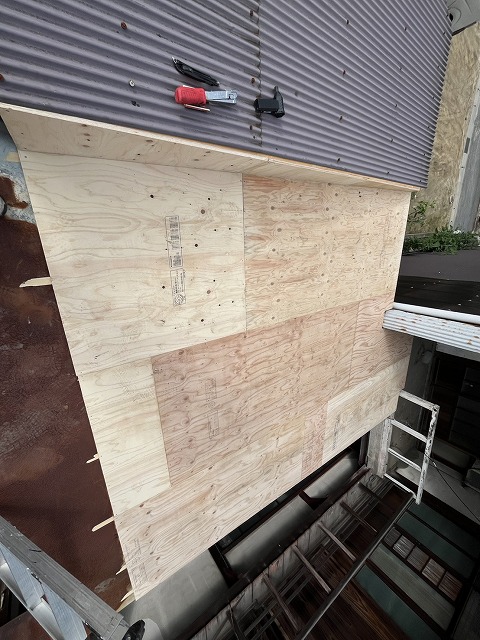 構造用合板の施工中