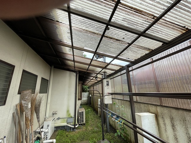 里庄町で台風で飛んだ波板（ポリカ屋根）の張替え工事をさせて頂きました。