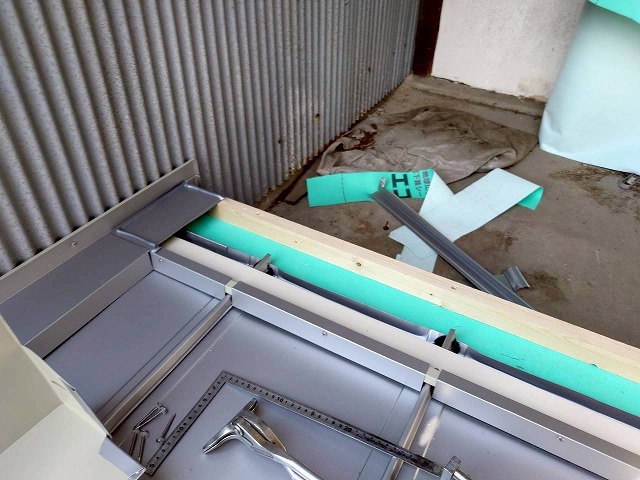 福山市で金属屋根施工、1軒屋で立平葺きと取り合い板金・雨樋まで丁寧に納めた現場