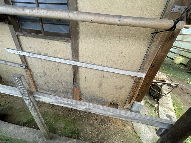 足元が崩れた土壁