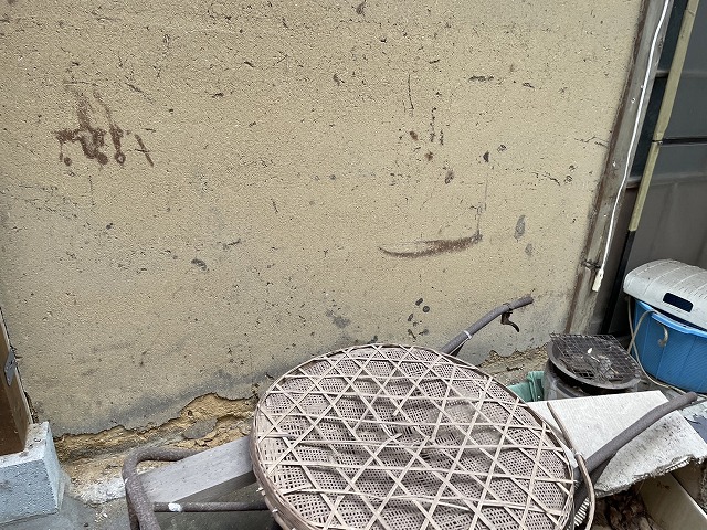 腰下が剥がれた土壁