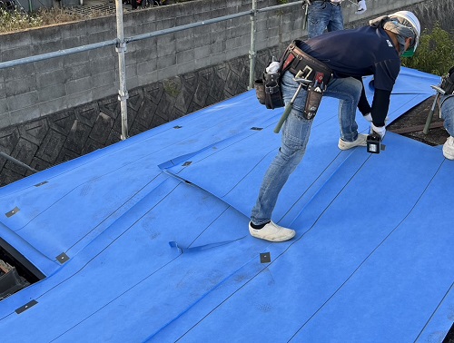 福山市にて屋根カバー工法でガルバリウム鋼板屋根を縦ハゼ葺きで施工前のルーフィング敷設