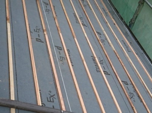 福山市での屋根リフォーム工事事例を紹介【瓦屋根・板金屋根】桟の設置