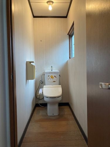 福山市でトイレから水漏れした一軒家のトイレ取替と床などの改装工事