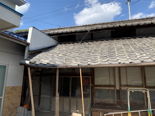 福山市にてシロアリに食べられた梁が原因で傾いた瓦屋根の無料調査屋根