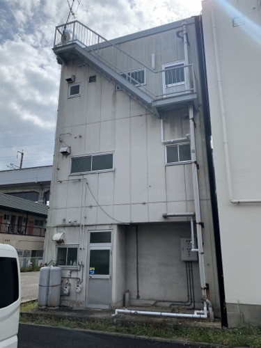 福山市の鉄筋コンクリートの３階建てビルの折板葺き屋根雨漏り調査広島ビル裏