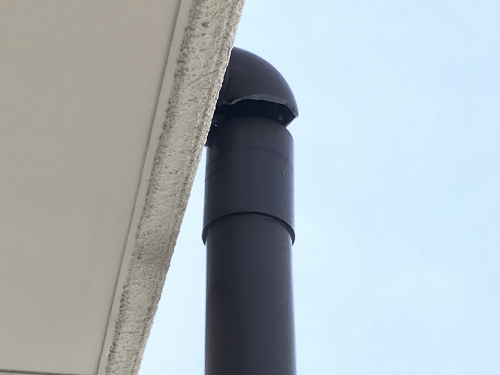 福山市にて集合住宅敷地内の飛んだ波板屋根・割れた雨樋の無料調査雨樋の割れ