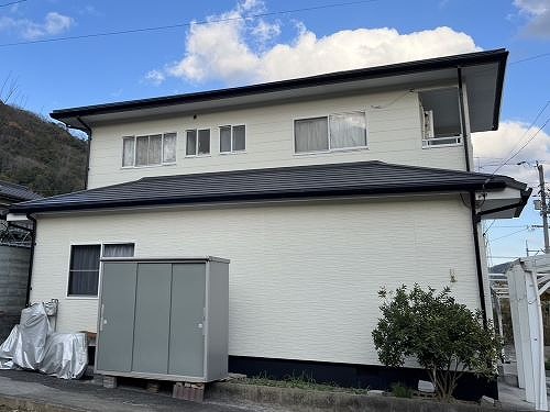 福山市の戸建の下屋根に苔が生えたカラーベスト屋根｜屋根カバー工事