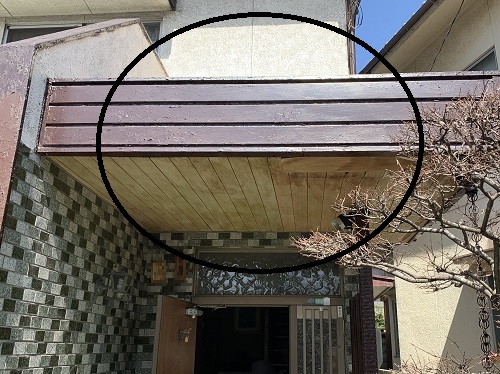 福山市にてガルバリウム鋼板で雨漏りする玄関屋根リフォーム庇の解体