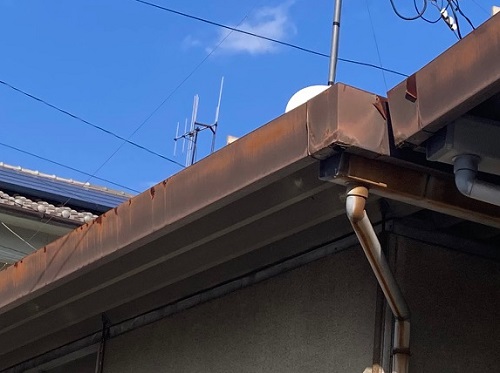 福山市で貸家の折板屋根のサビが気になる幕板(まくいた)塗装工事前の無料調査腐食した幕板