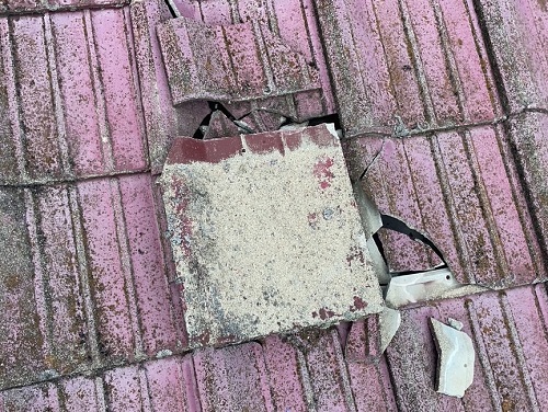 【費用目安】福山市周辺の屋根の部分修理工事５つ紹介します！割れた瓦差を板金でコーキング貼りビフォー