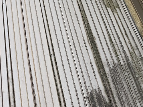 福山市のベランダ調査で床板の劣化硬化して割れそうな塩ビデッキ材