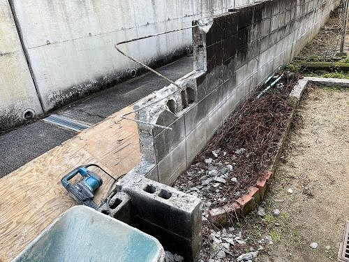 福山市にて老朽化したブロック塀の解体の様子