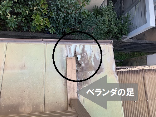 福山市のベランダ調査ベランダ足を支える銅板屋根穴あき