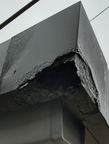 福山市で腐食し朽ちた屋根幕板をガルバリウム鋼板で板金カバー補修前の欠けた幕板