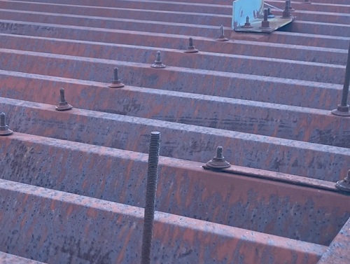 福山市にて貸家折板屋根の錆びた幕板補修に塗装工事と板金修理工事前屋根全体の劣化