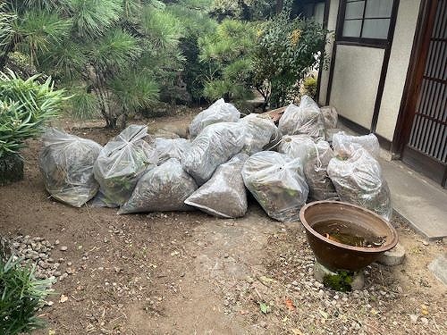 福山市にある一軒家の庭で雑草除去(草むしり)作業を行いました