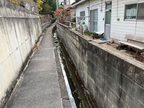 福山市にて老朽化したブロック塀の調査