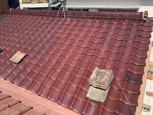 福山市で室内天井から雨が落ちてくるセメント瓦屋根の雨漏り調査切妻屋根増築部分