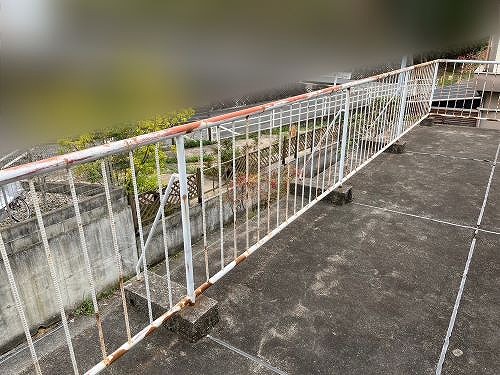 福山市にて鉄骨階段や屋上の手摺に劣化で発生した戸建の錆び調査