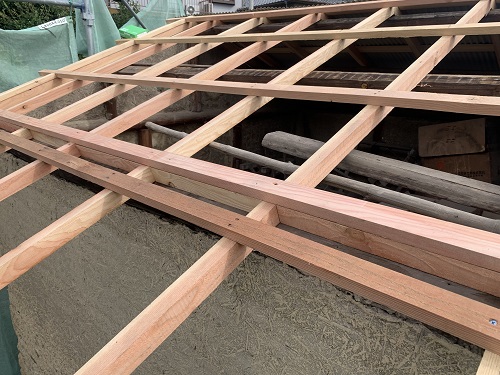 福山市農機具小屋屋根葺き替え工事桟木の設置