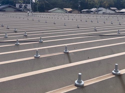 福山市で鉄骨造二階建てアパート折板屋根のボルトキャップ取付工事日大工業㈱サビヤーズ設置後