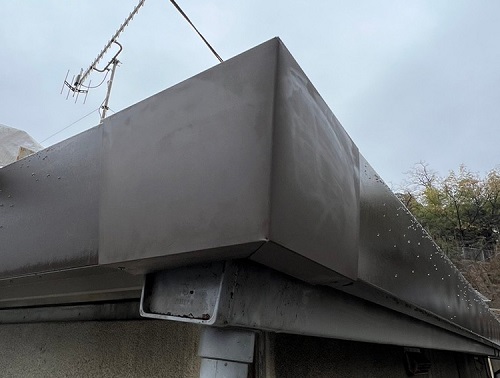 福山市で腐食し朽ちた屋根幕板をガルバリウム鋼板で板金カバー補修完成後
