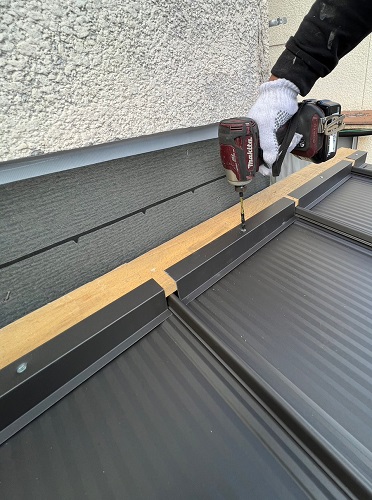 福山市にてガルバリウム鋼板で雨漏りする玄関屋根リフォームガルバリウム鋼板縦ハゼ葺きの施工