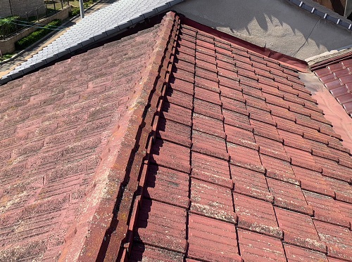 福山市で室内天井から雨が落ちてくるセメント瓦屋根の雨漏り調査切妻屋根既存住宅