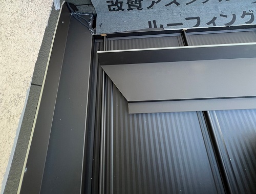 福山市にてガルバリウム鋼板で雨漏りする玄関屋根リフォームガルバリウム鋼板縦ハゼ葺き水切り設置