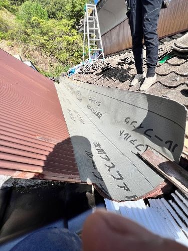 尾道市にて母屋と離れを繋ぐ陸谷の板金から雨漏り！修繕工事をしました