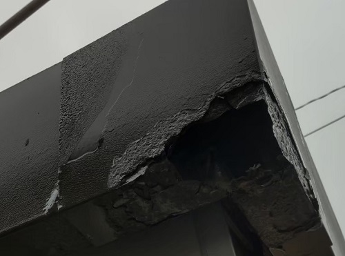 福山市で貸家の折板屋根のサビが気になる幕板(まくいた)塗装工事にて朽ちて欠けた幕板四隅