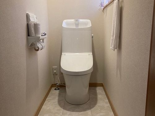 福山市でトイレから水漏れした一軒家のトイレ取替と床などの改装工事