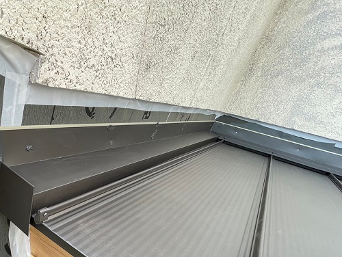 福山市にてガルバリウム鋼板で雨漏りする玄関屋根リフォームガルバリウム鋼板縦ハゼ葺き水切り取り付け