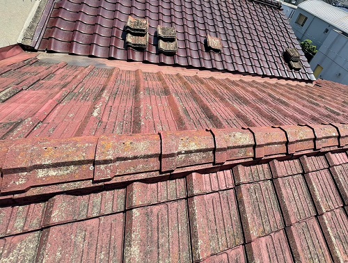 福山市にて戸建住宅のセメント瓦屋根リフォーム工事で雨漏りを解決！雨漏り調査時のセメント瓦の老朽化