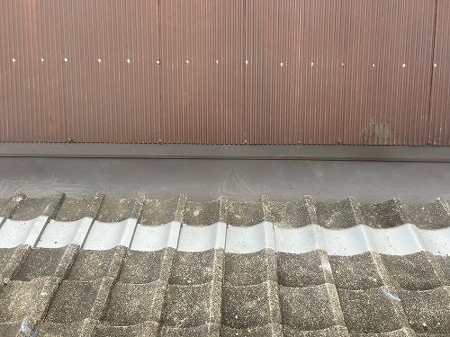 尾道市にて母屋と離れを繋ぐ陸谷の板金から雨漏り！修繕工事をしました