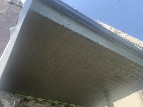 福山市の玄関庇リフォームにガルバリウム鋼板を縦ハゼ葺き嵌合式瓦葺きで工事で庇の軒天を左官のモルタル塗りで塗装