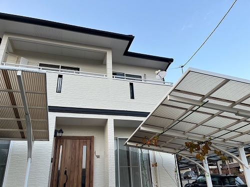 福山市の戸建の下屋根に苔が生えたカラーベスト屋根｜屋根カバー工事