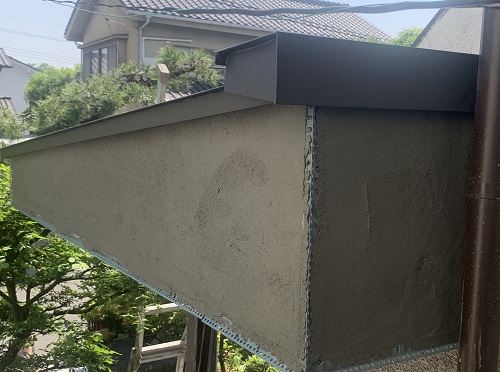 福山市にてガルバリウム鋼板で雨漏りする玄関屋根リフォーム左官作業鼻隠しモルタル下塗り