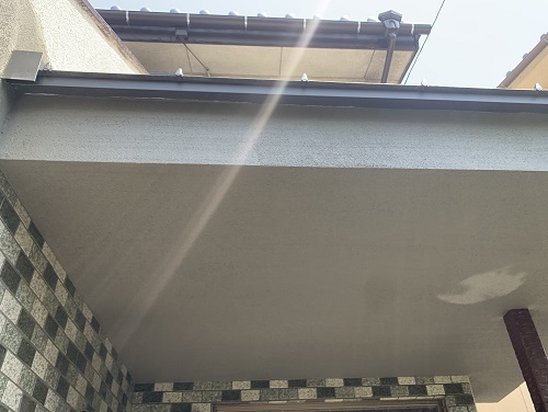 福山市の玄関庇リフォームにガルバリウム鋼板を縦ハゼ葺き嵌合式瓦葺きで工事庇軒天左官のモルタル塗り下塗り仕上げ塗り
