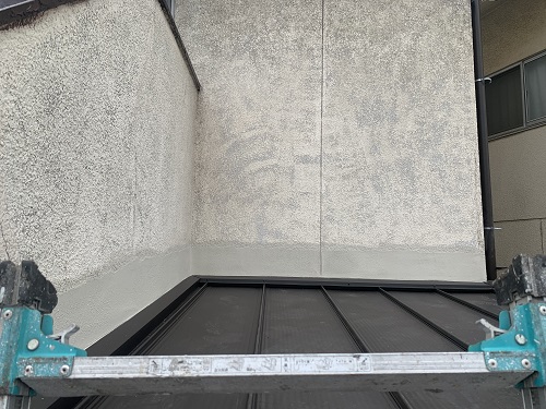 福山市にてガルバリウム鋼板で雨漏りする玄関屋根リフォーム塗装工事